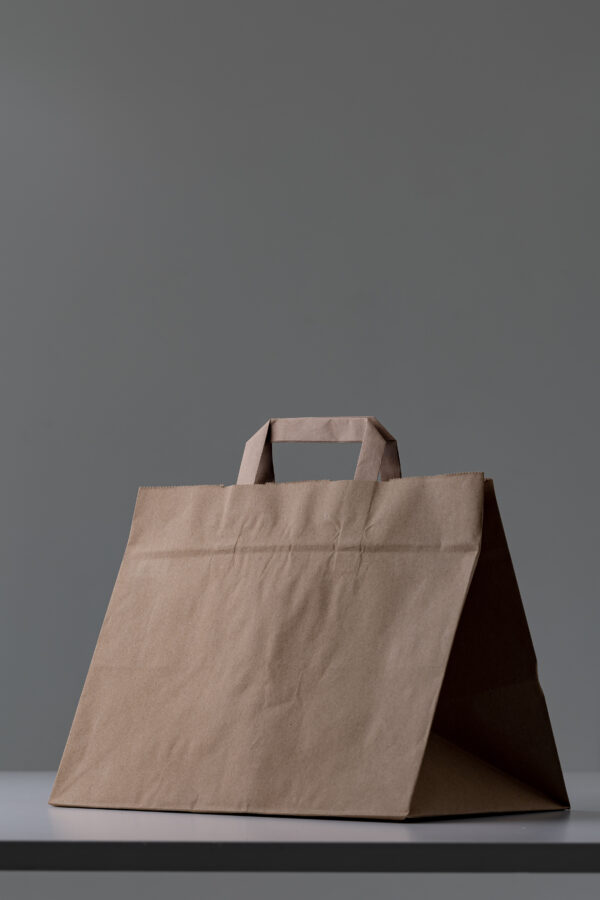 Recycling-Papiertragetasche Braun 22x12x28 cm - 70 GSM, Flacher Griff, Ohne Druck