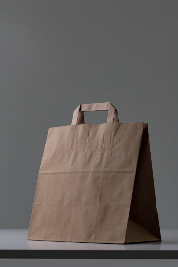 Recycling-Papiertragetasche Braun 28x17x29 cm - 80 GSM, Flacher Griff, Ohne Druck