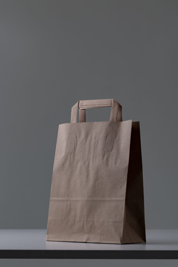 Recycling-Papiertragetasche Braun 26x14x30 cm - 80 GSM, Flacher Griff, Ohne Druck
