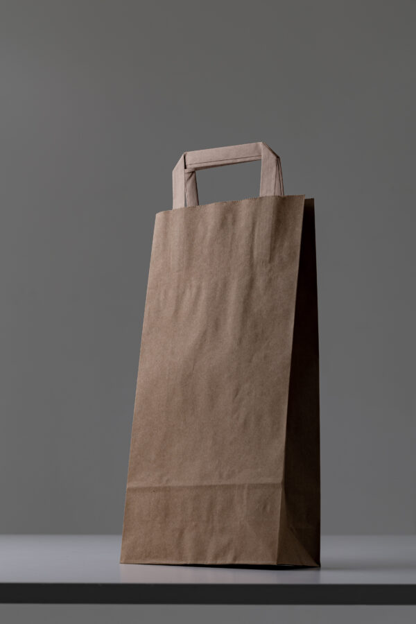 Recycling-Papiertragetasche Braun 32x21x33 cm - 90 GSM, Flacher Griff, Ohne Druck